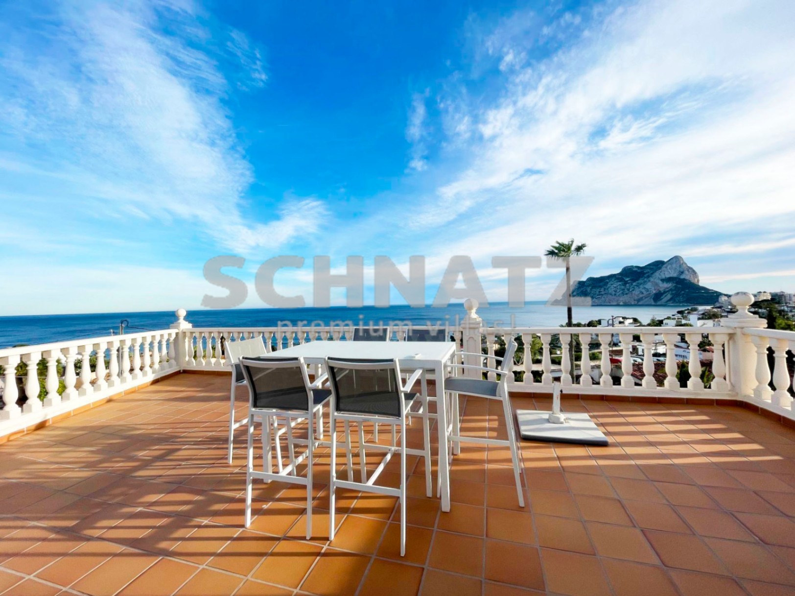 Preciosa villa con vistas panorámicas al mar y al Peñón en venta en Calpe