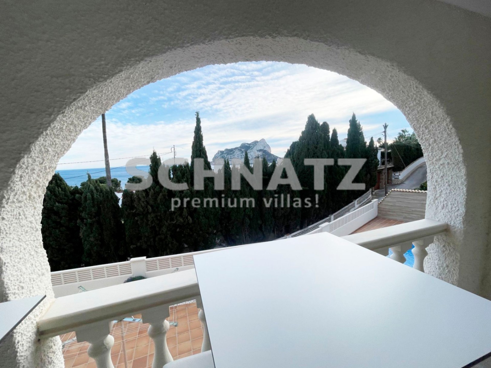 Preciosa villa con vistas panorámicas al mar y al Peñón en venta en Calpe