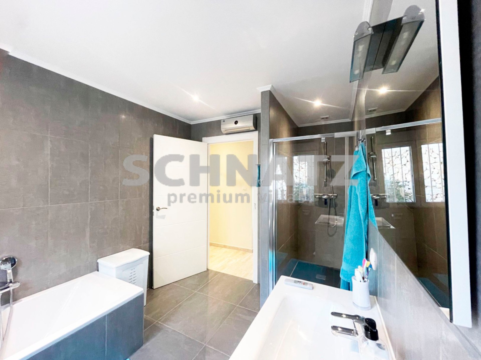 Preciosa villa con vistas panorámicas al mar y al Peñón en venta en Calpe