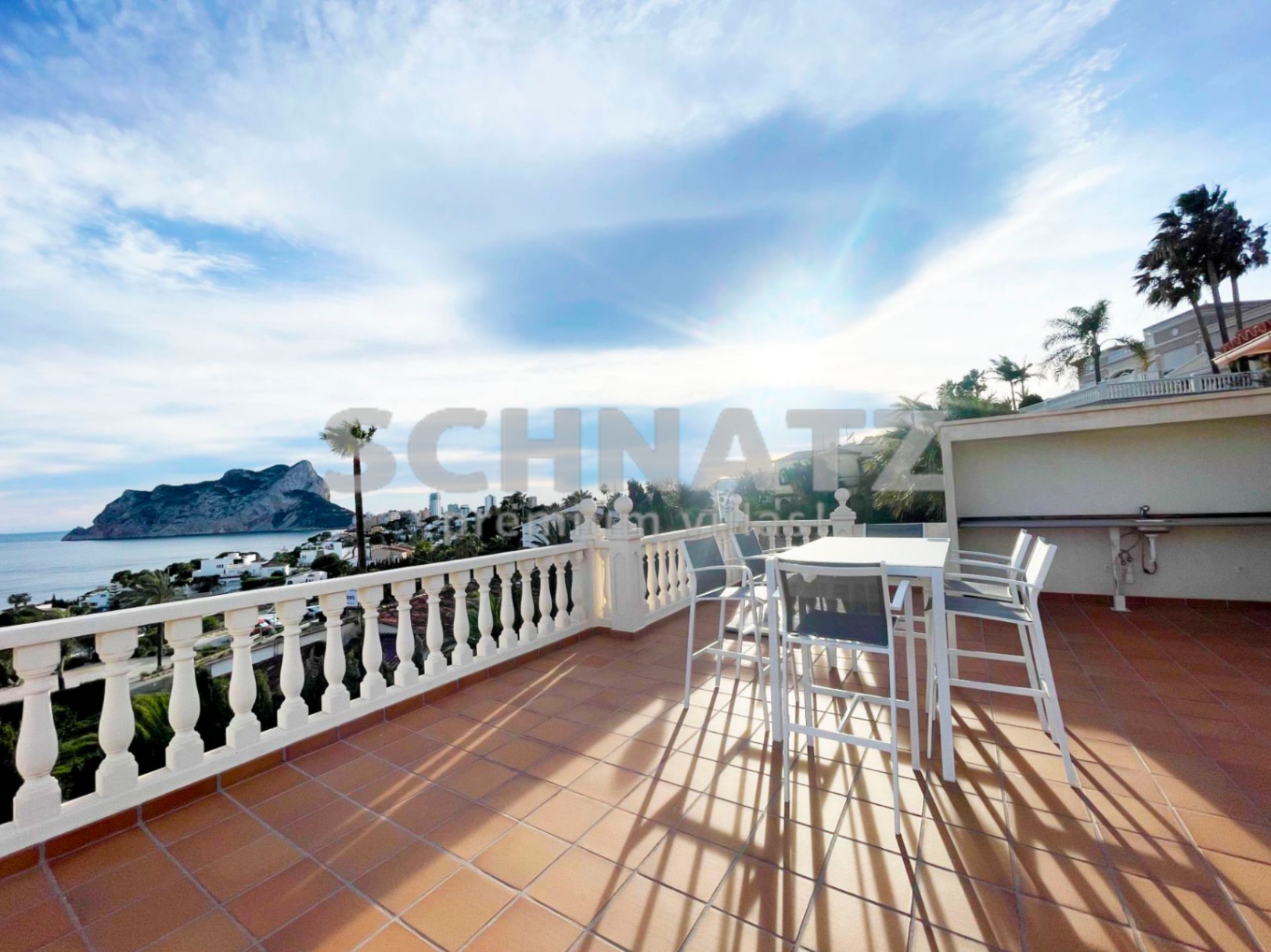 Preciosa villa con vistas panorámicas al mar y al Peñón en venta en Calpe