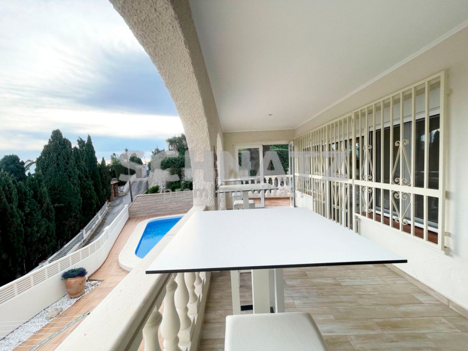 Preciosa villa con vistas panorámicas al mar y al Peñón en venta en Calpe
