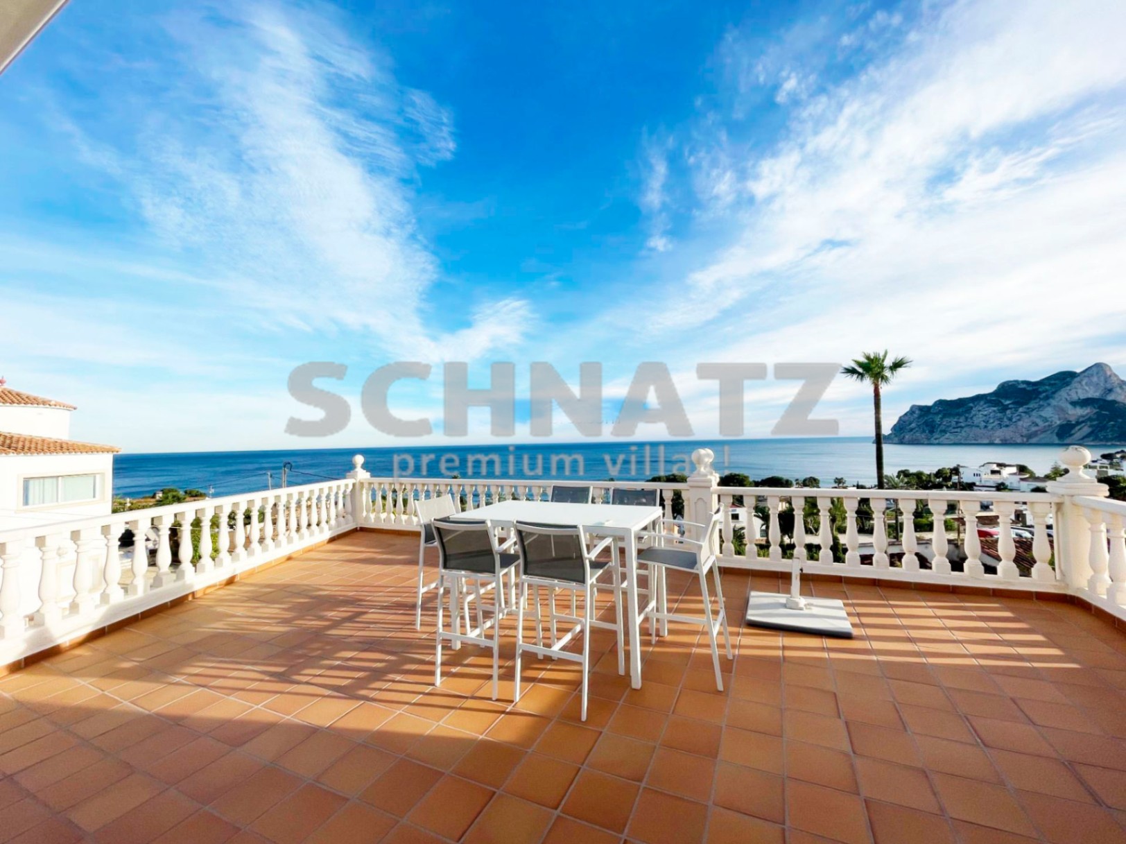 Preciosa villa con vistas panorámicas al mar y al Peñón en venta en Calpe