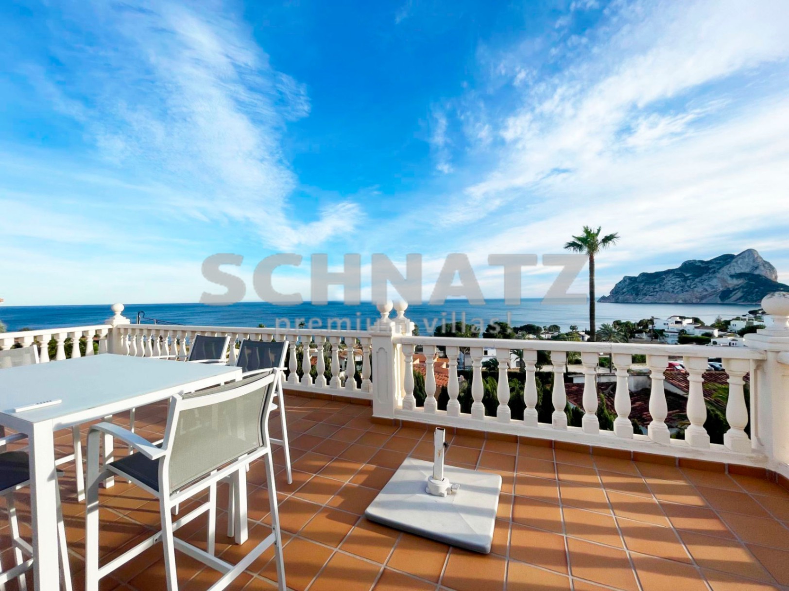 Preciosa villa con vistas panorámicas al mar y al Peñón en venta en Calpe