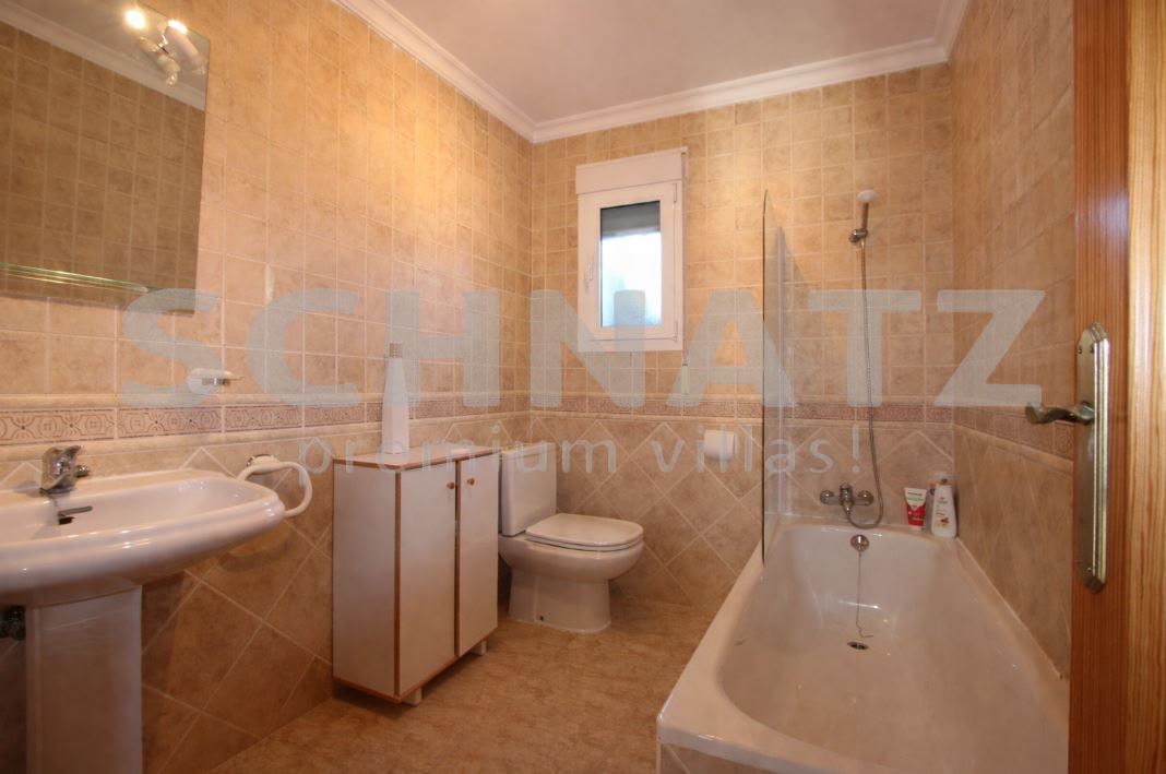 Encantadora villa de 4 dormitorios en una amplia parcela llana con impresionantes vistas al Valle de Orba