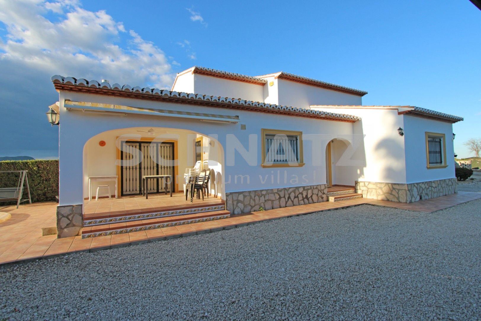 Encantadora villa de 4 dormitorios en una amplia parcela llana con impresionantes vistas al Valle de Orba