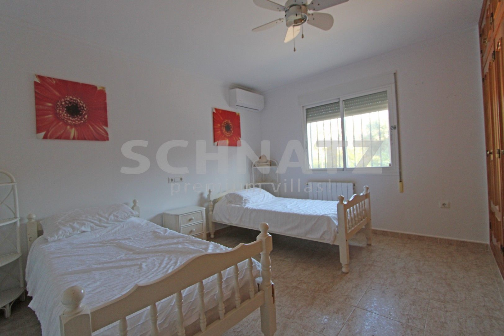 Encantadora villa de 4 dormitorios en una amplia parcela llana con impresionantes vistas al Valle de Orba