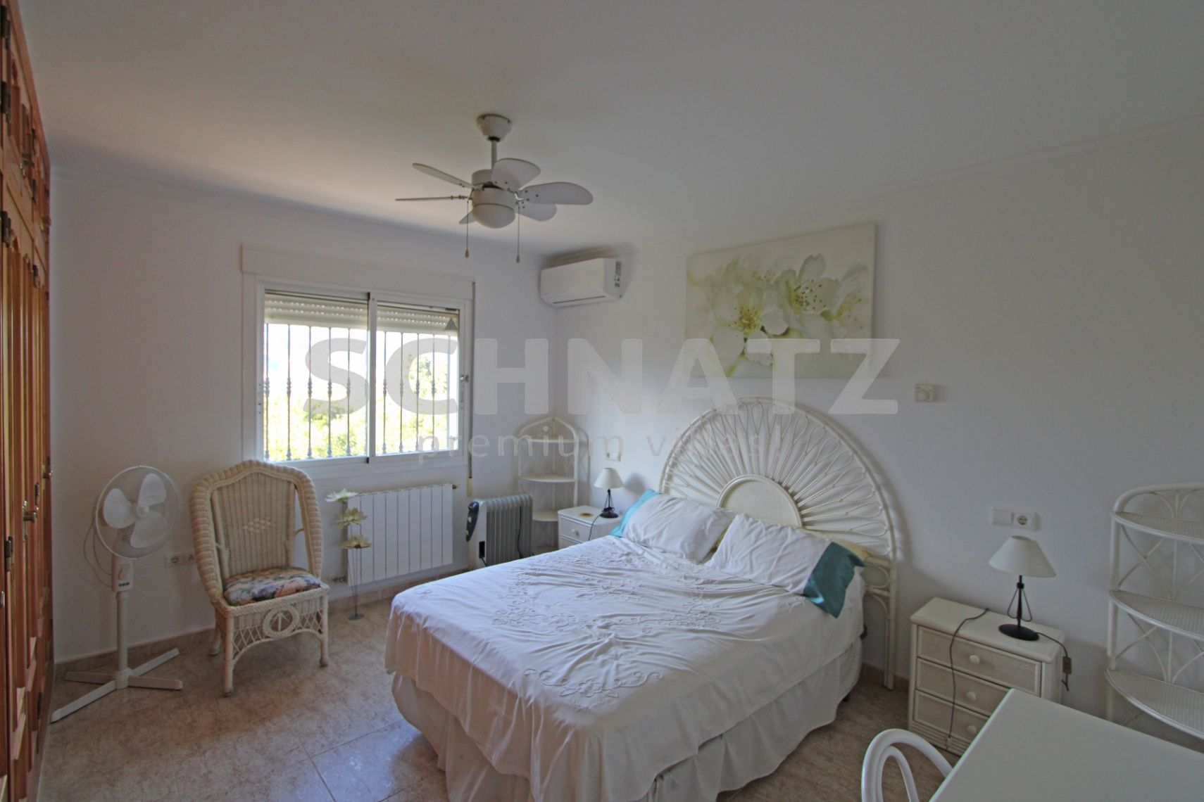 Encantadora villa de 4 dormitorios en una amplia parcela llana con impresionantes vistas al Valle de Orba