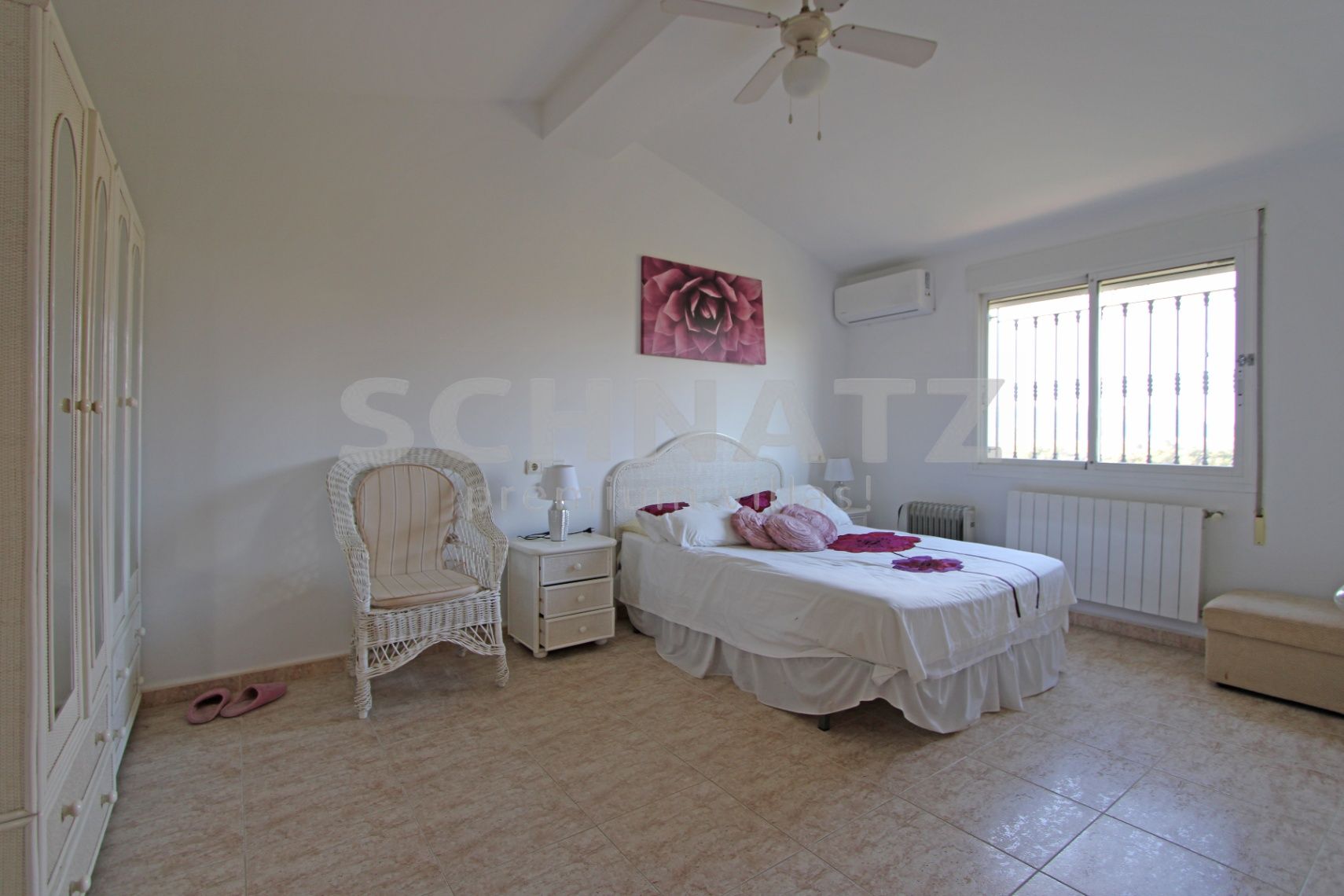 Encantadora villa de 4 dormitorios en una amplia parcela llana con impresionantes vistas al Valle de Orba