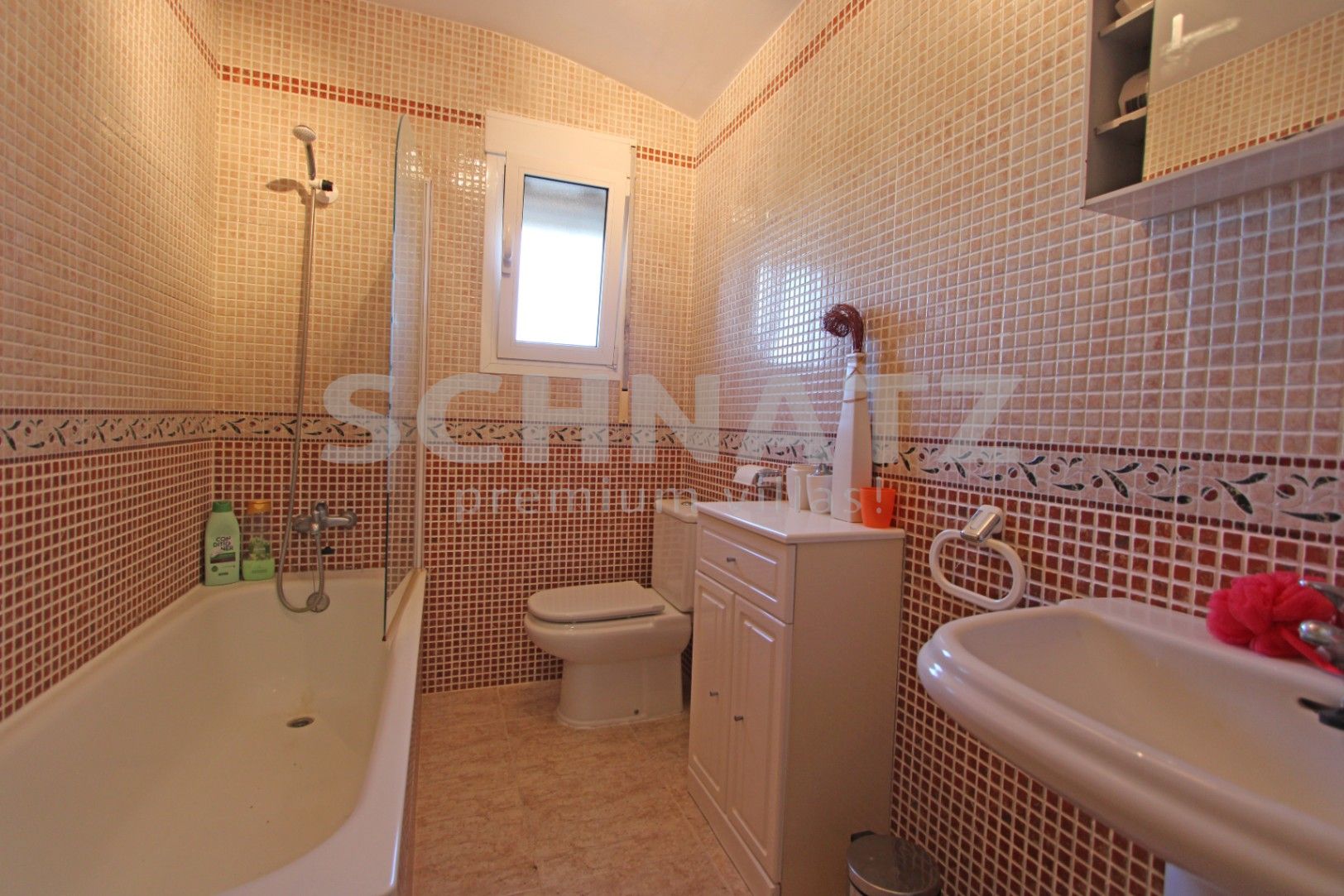 Encantadora villa de 4 dormitorios en una amplia parcela llana con impresionantes vistas al Valle de Orba