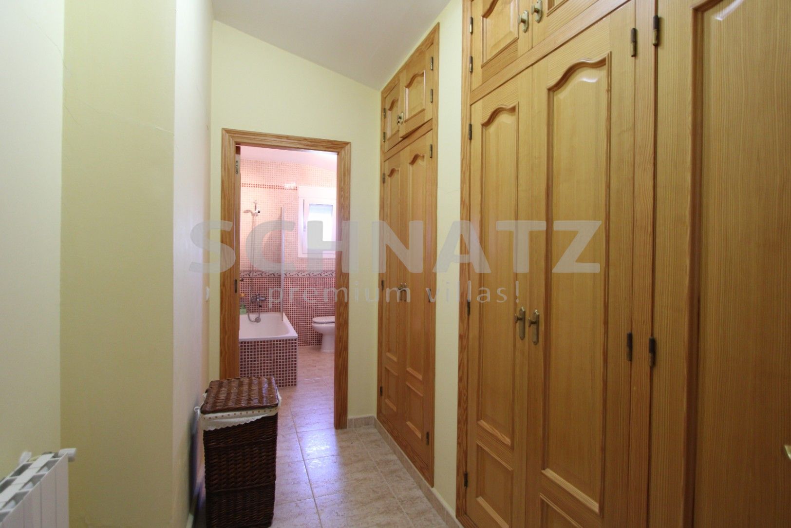 Encantadora villa de 4 dormitorios en una amplia parcela llana con impresionantes vistas al Valle de Orba