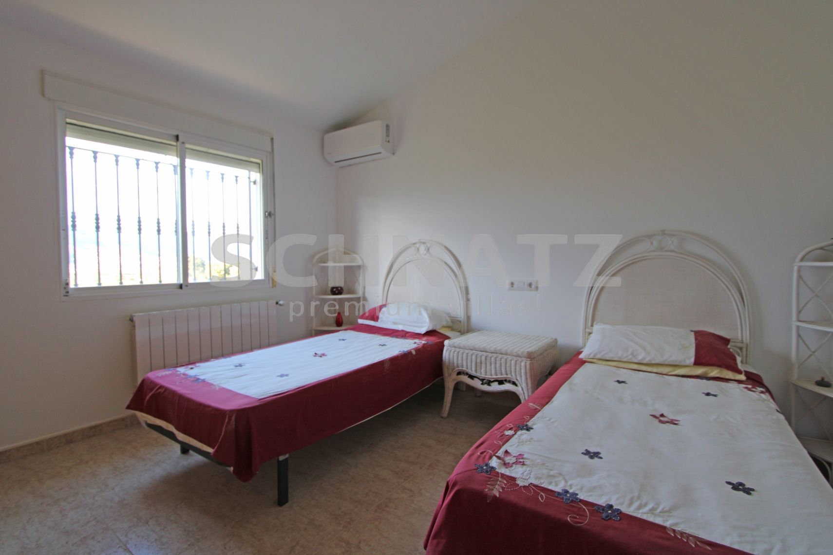 Encantadora villa de 4 dormitorios en una amplia parcela llana con impresionantes vistas al Valle de Orba