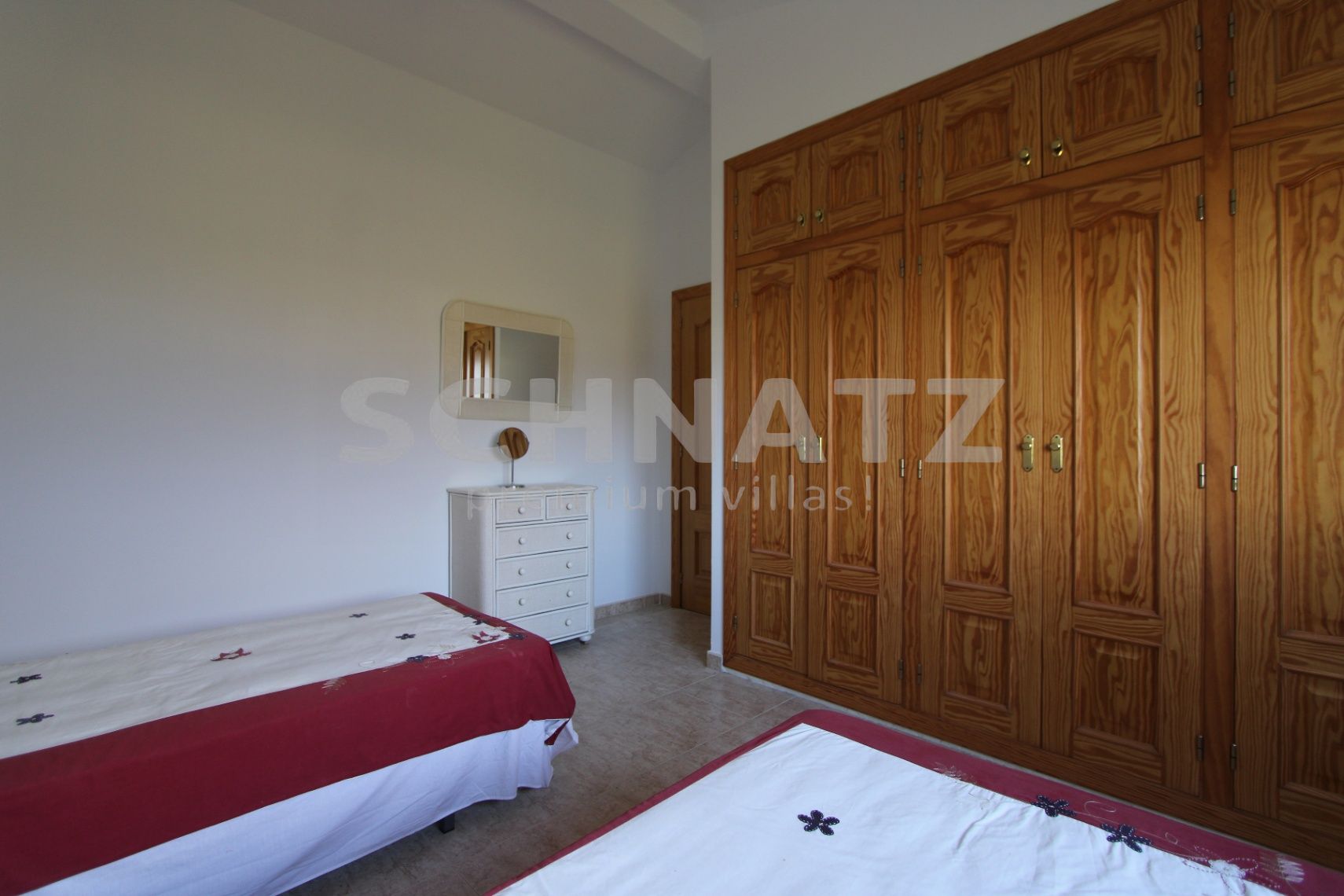 Encantadora villa de 4 dormitorios en una amplia parcela llana con impresionantes vistas al Valle de Orba