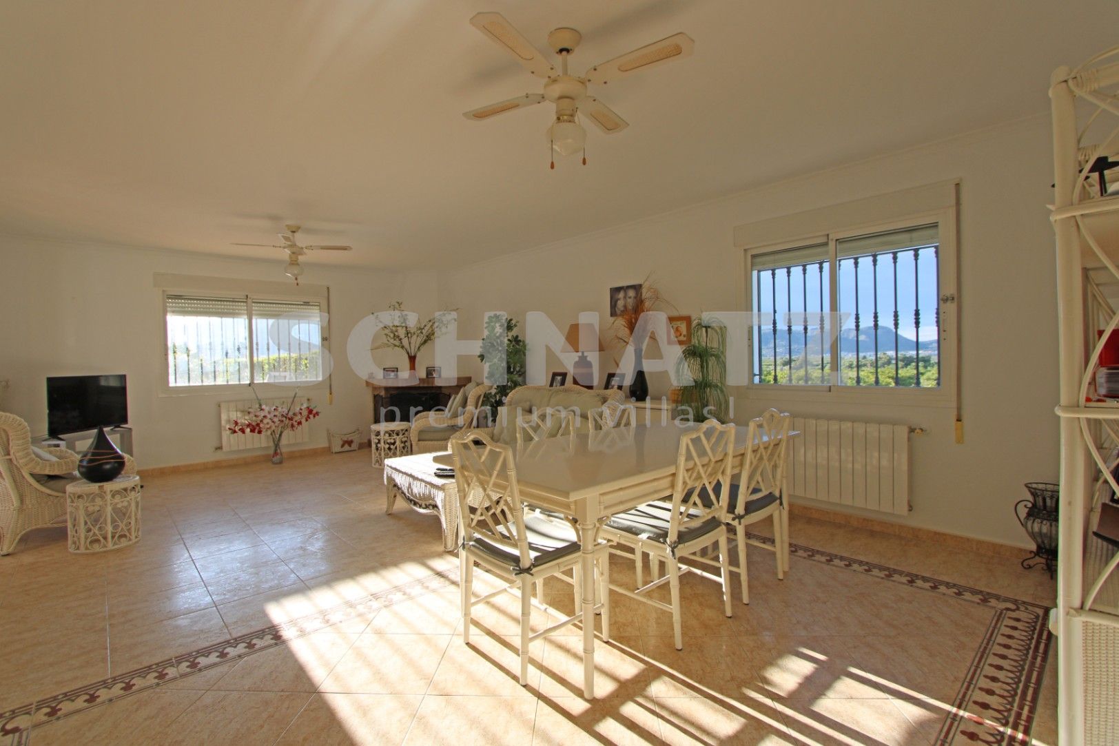 Encantadora villa de 4 dormitorios en una amplia parcela llana con impresionantes vistas al Valle de Orba