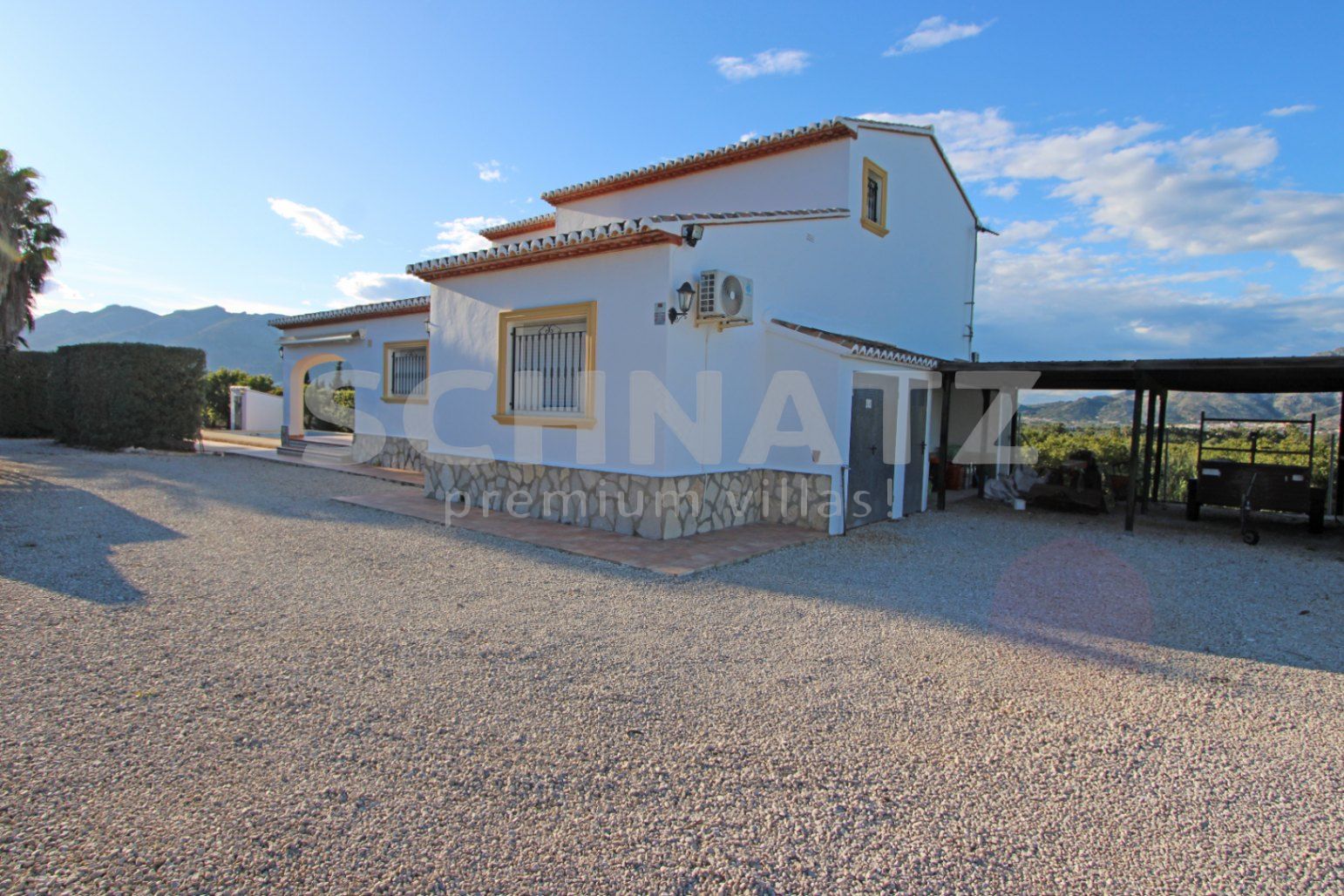 Encantadora villa de 4 dormitorios en una amplia parcela llana con impresionantes vistas al Valle de Orba