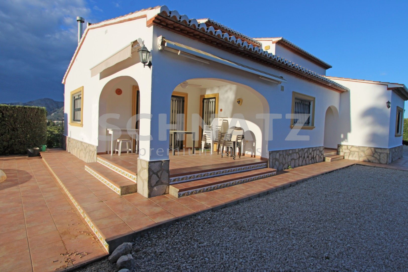 Encantadora villa de 4 dormitorios en una amplia parcela llana con impresionantes vistas al Valle de Orba