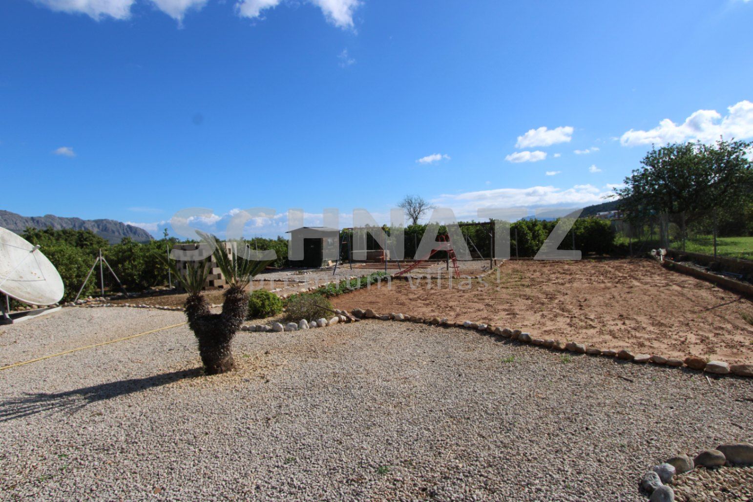 Encantadora villa de 4 dormitorios en una amplia parcela llana con impresionantes vistas al Valle de Orba