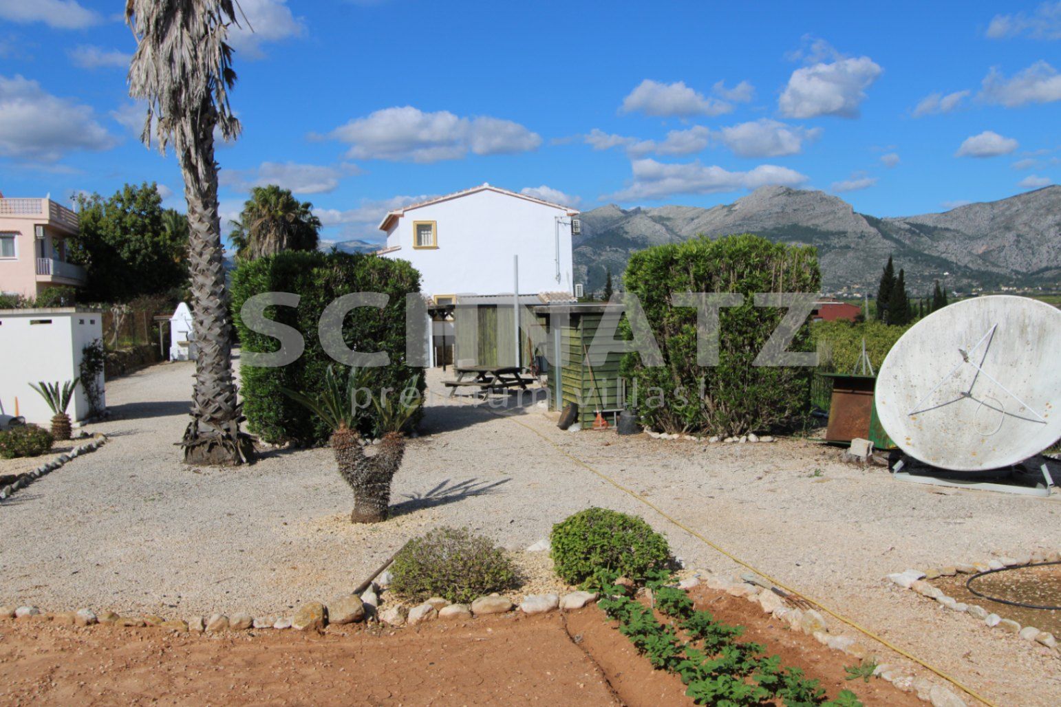 Encantadora villa de 4 dormitorios en una amplia parcela llana con impresionantes vistas al Valle de Orba