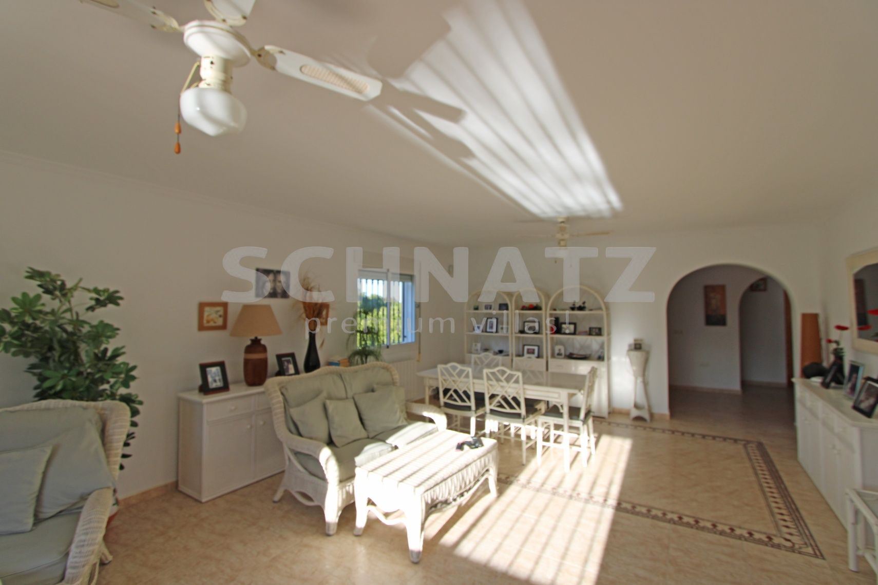 Encantadora villa de 4 dormitorios en una amplia parcela llana con impresionantes vistas al Valle de Orba