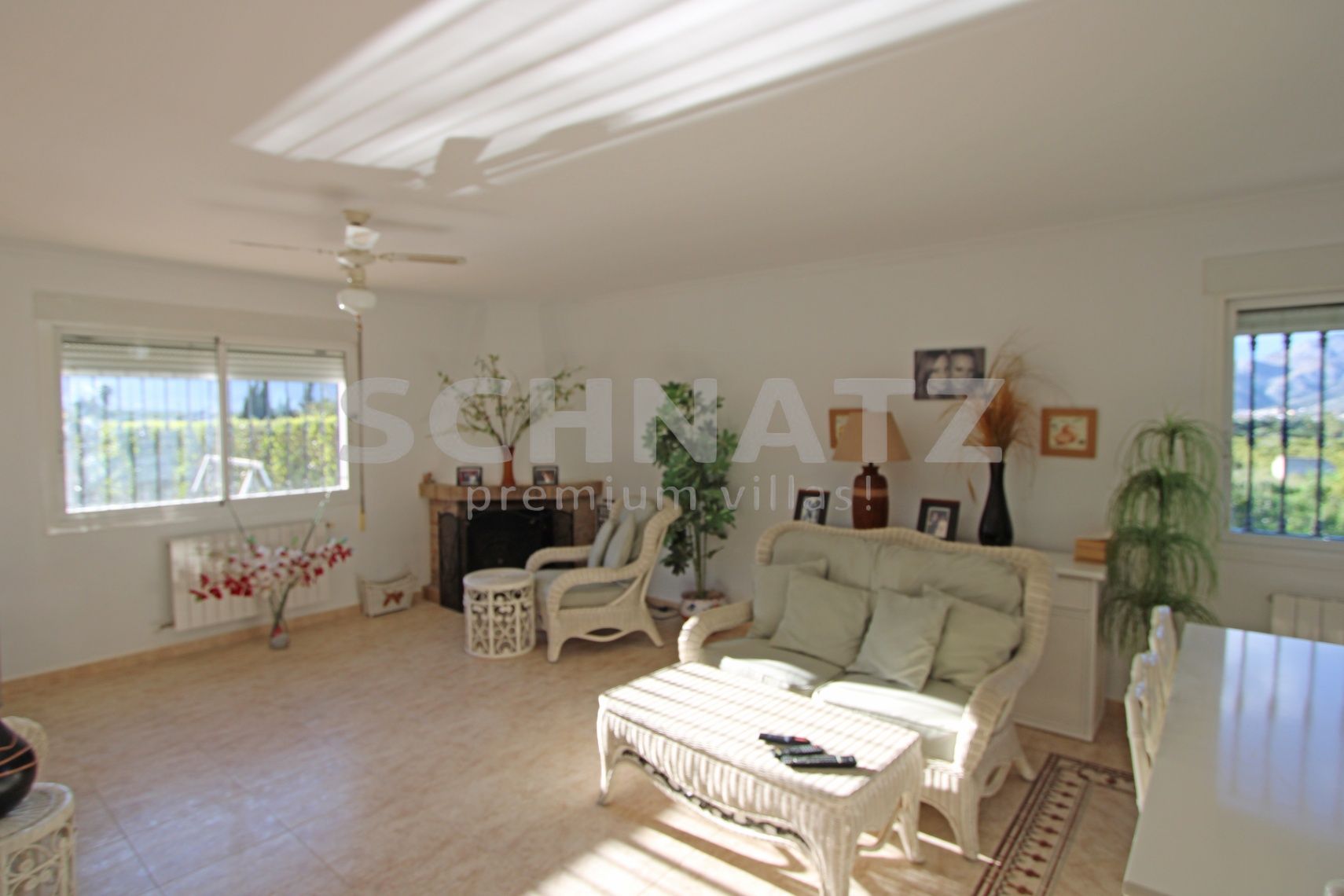 Encantadora villa de 4 dormitorios en una amplia parcela llana con impresionantes vistas al Valle de Orba