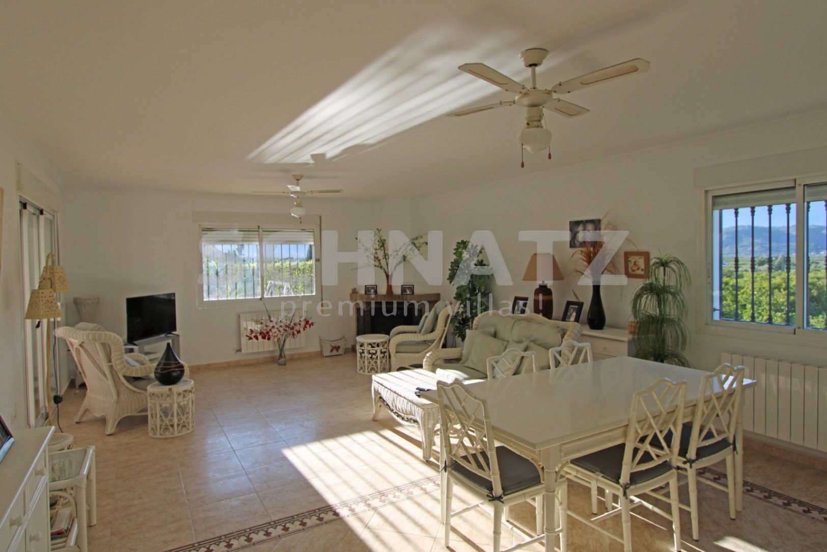 Encantadora villa de 4 dormitorios en una amplia parcela llana con impresionantes vistas al Valle de Orba