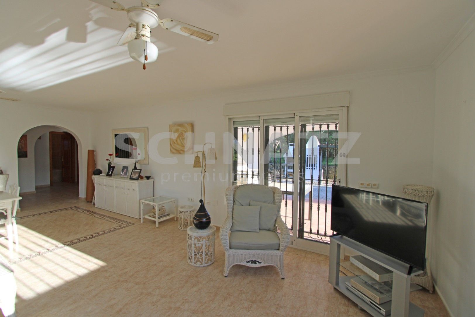 Encantadora villa de 4 dormitorios en una amplia parcela llana con impresionantes vistas al Valle de Orba