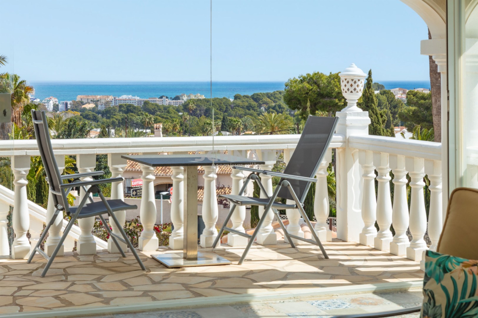 Villa con vistas al mar en Jávea – orientación sur, piscina y dos viviendas independientes