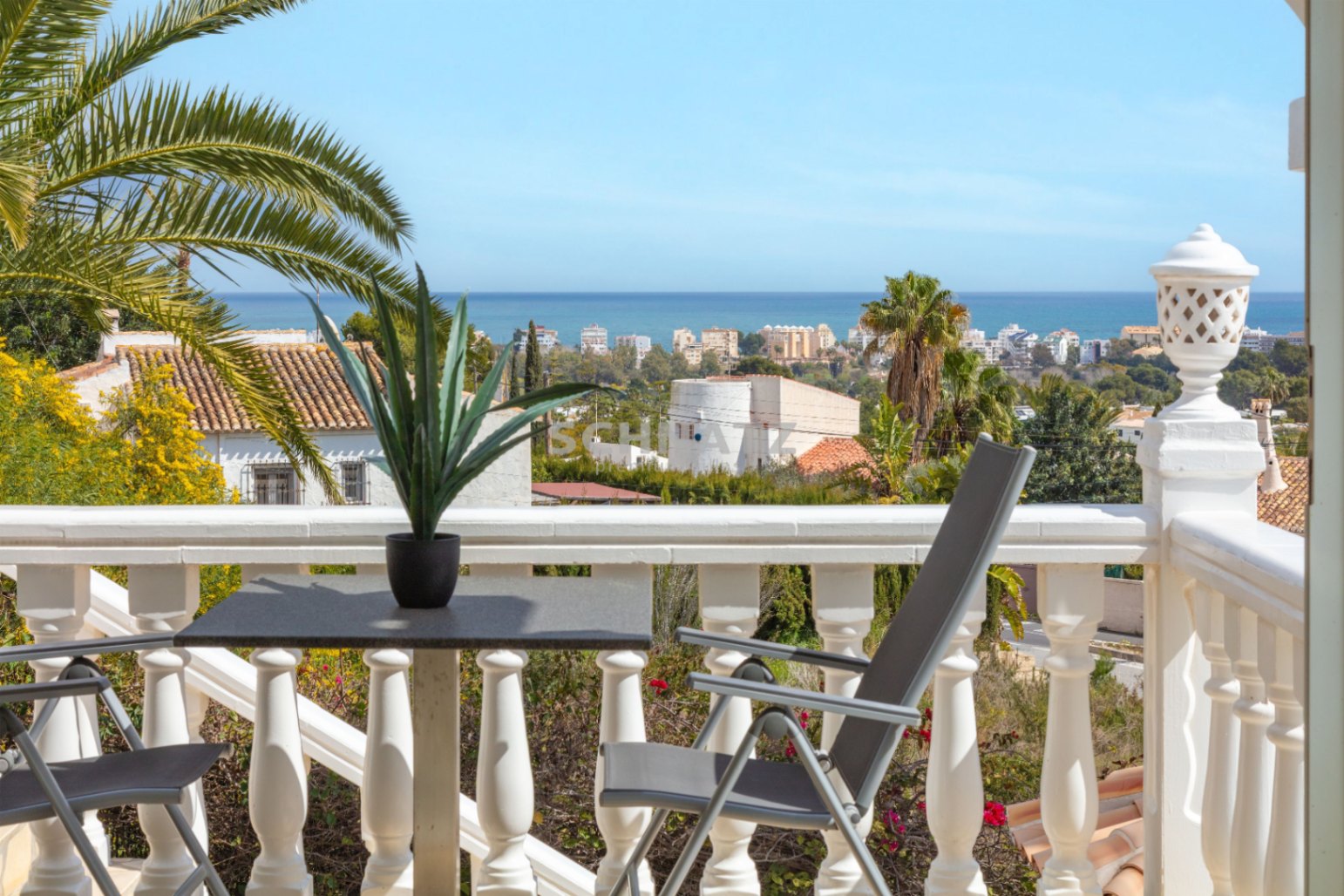 Villa con vistas al mar en Jávea – orientación sur, piscina y dos viviendas independientes