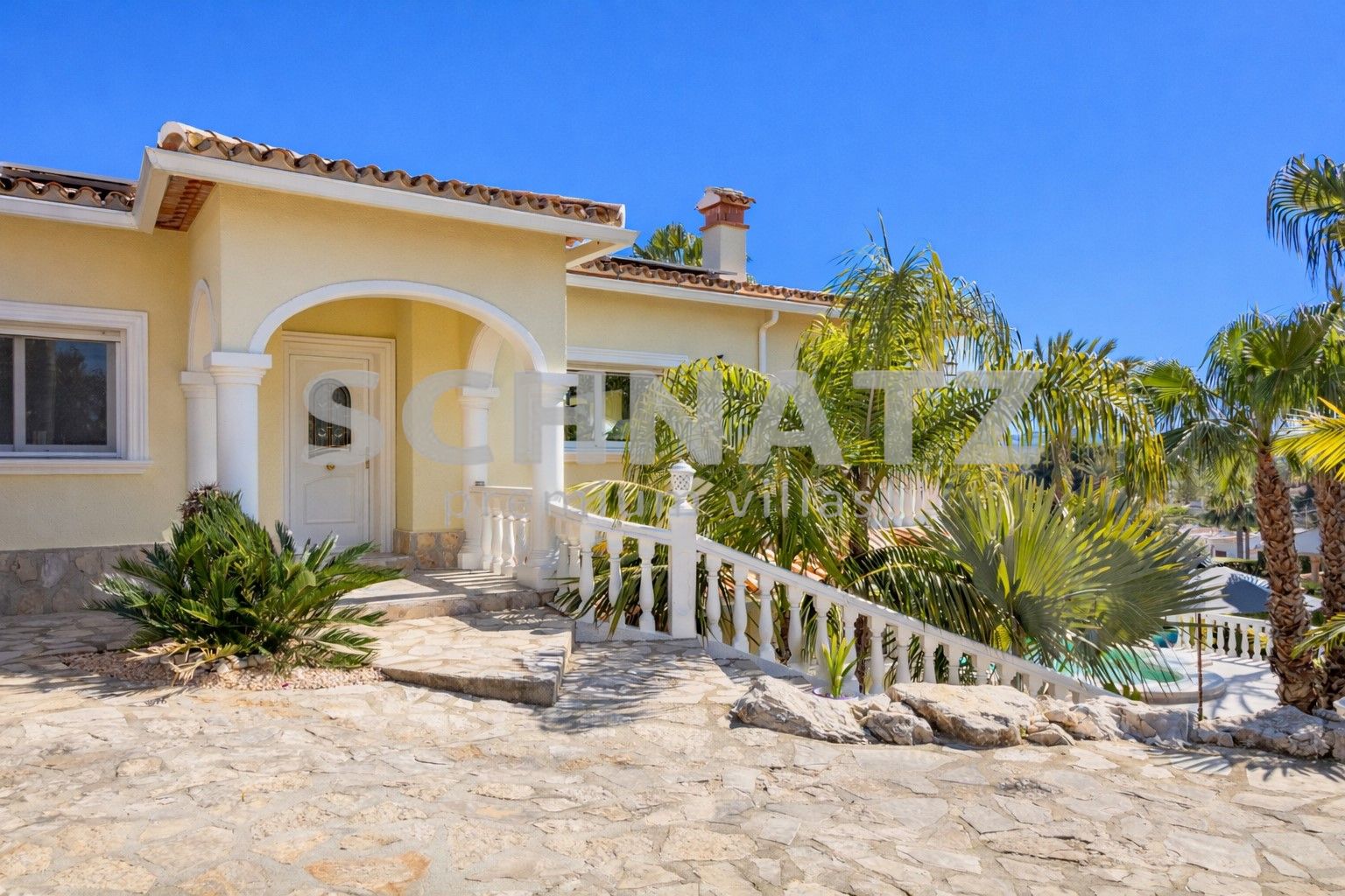 Villa con vistas al mar en Jávea – orientación sur, piscina y dos viviendas independientes
