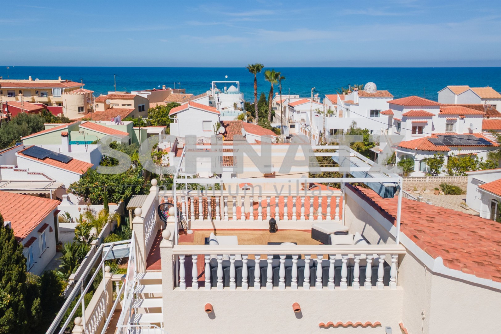 Villa totalmente renovada en Els Poblets – a solo 50 metros de la playa, con vistas al mar