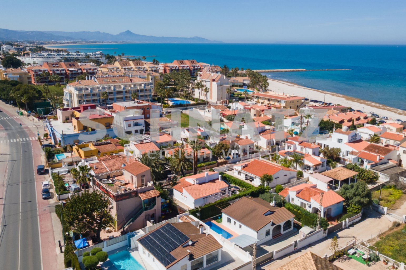 Villa totalmente renovada en Els Poblets – a solo 50 metros de la playa, con vistas al mar