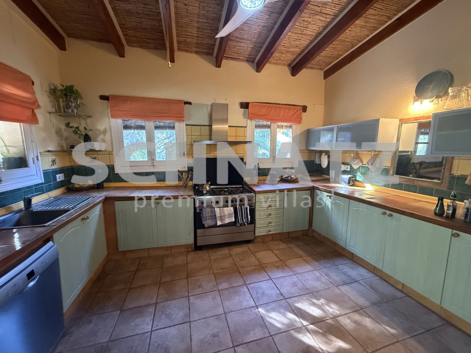 Elegante finca en orientación sur con piscina, placas solares y amplias vistas al valle