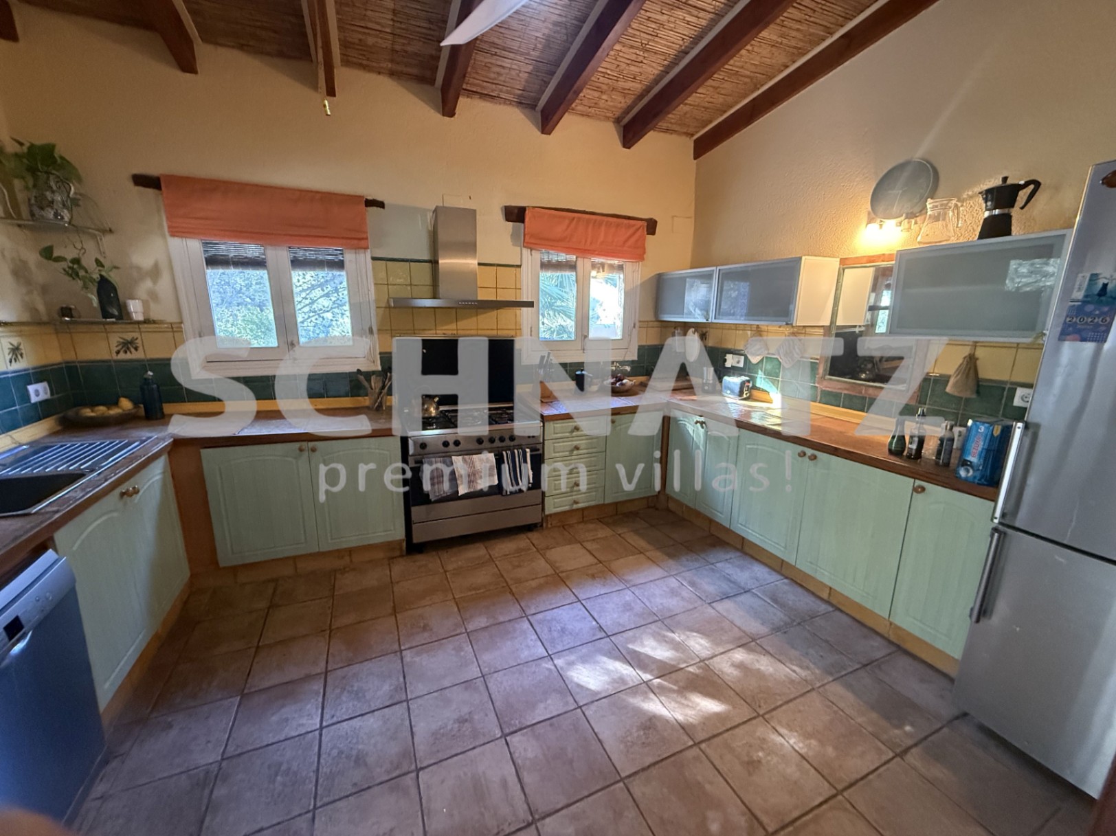 Elegante finca en orientación sur con piscina, placas solares y amplias vistas al valle