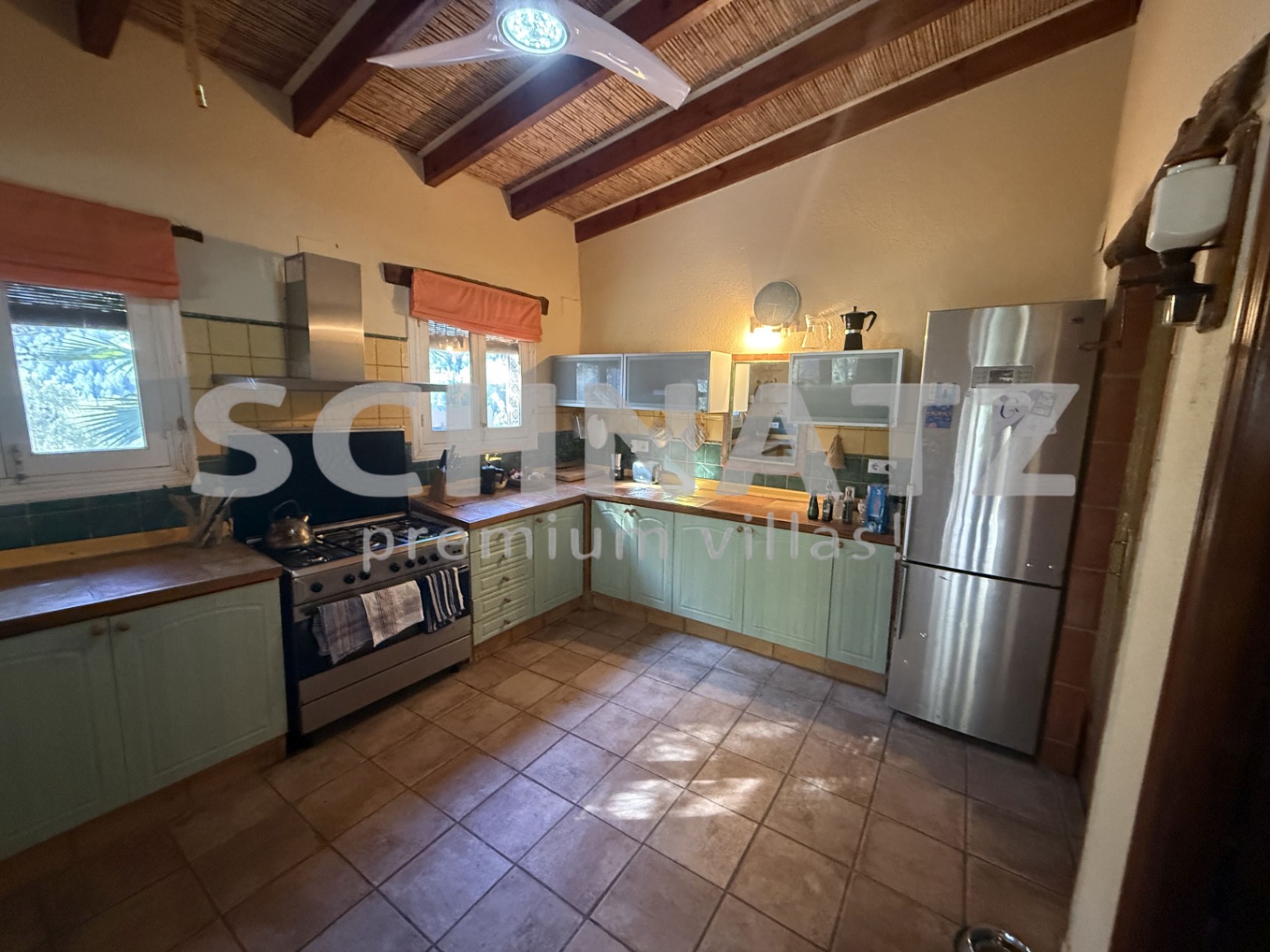Elegante finca en orientación sur con piscina, placas solares y amplias vistas al valle