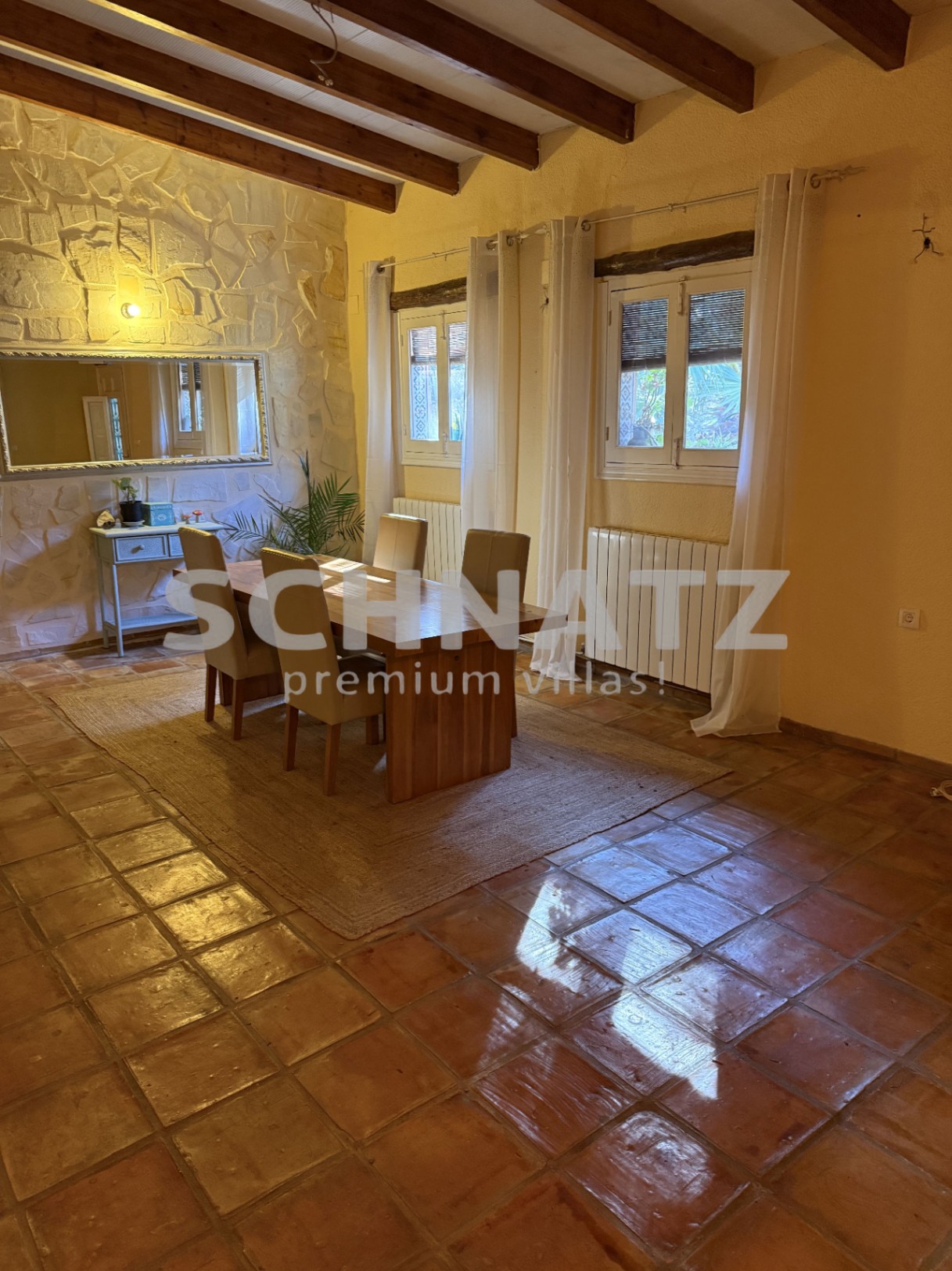 Elegante finca en orientación sur con piscina, placas solares y amplias vistas al valle