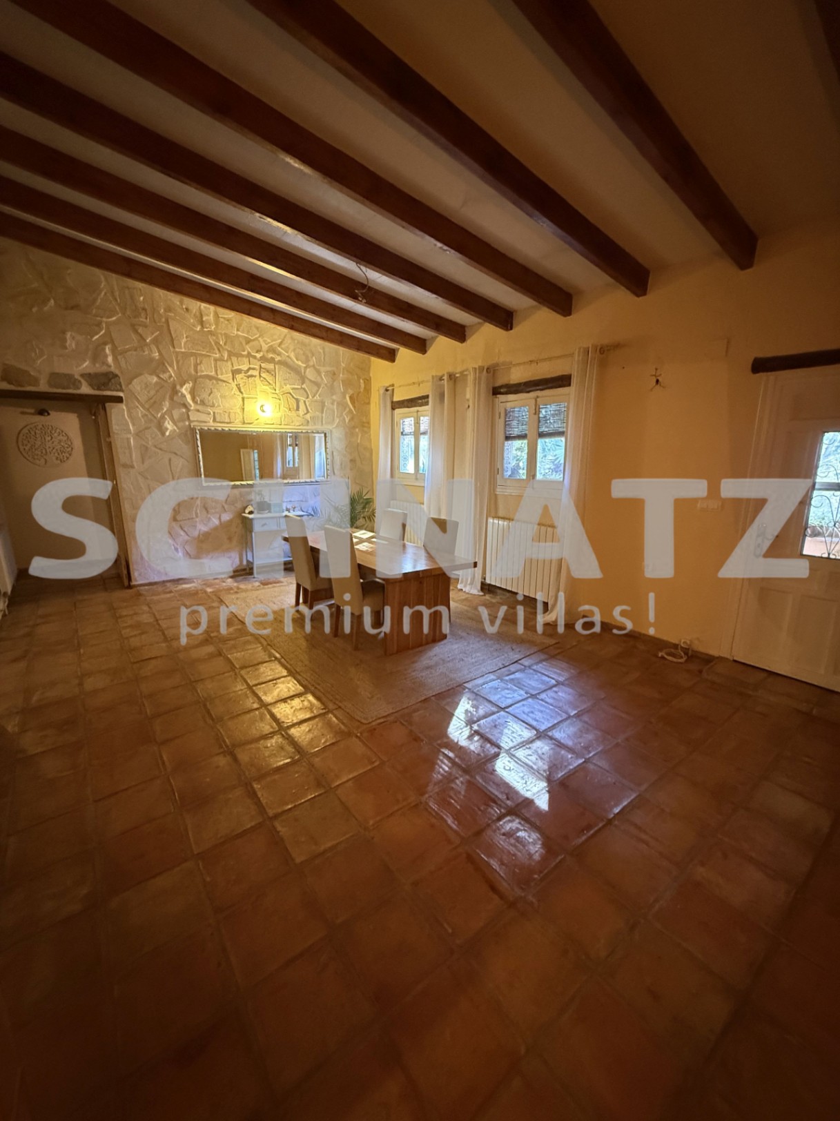 Elegante finca en orientación sur con piscina, placas solares y amplias vistas al valle