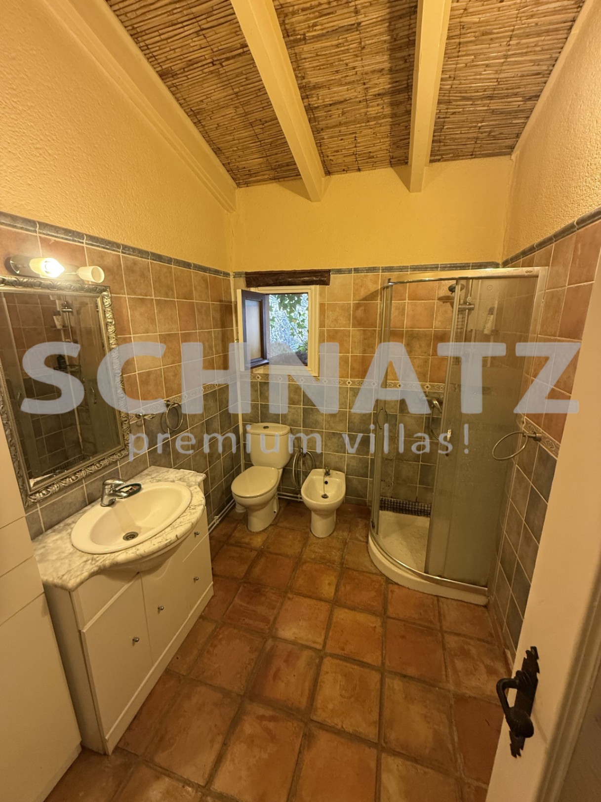 Elegante finca en orientación sur con piscina, placas solares y amplias vistas al valle
