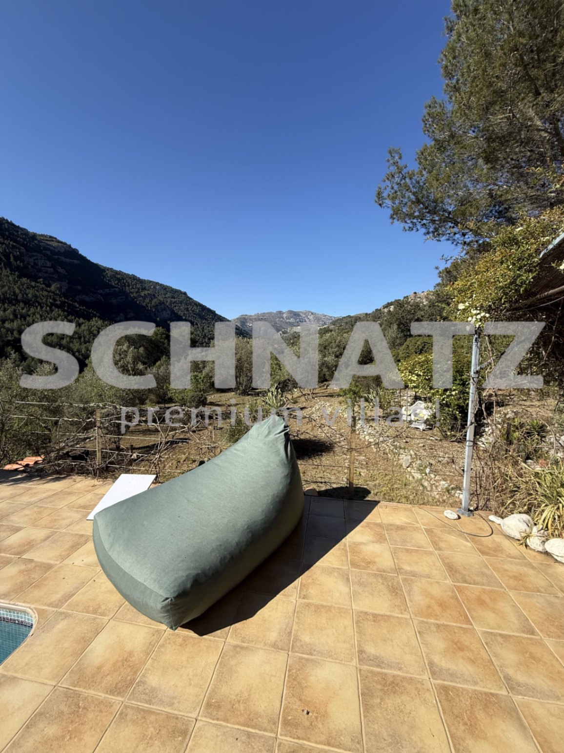 Elegante finca en orientación sur con piscina, placas solares y amplias vistas al valle