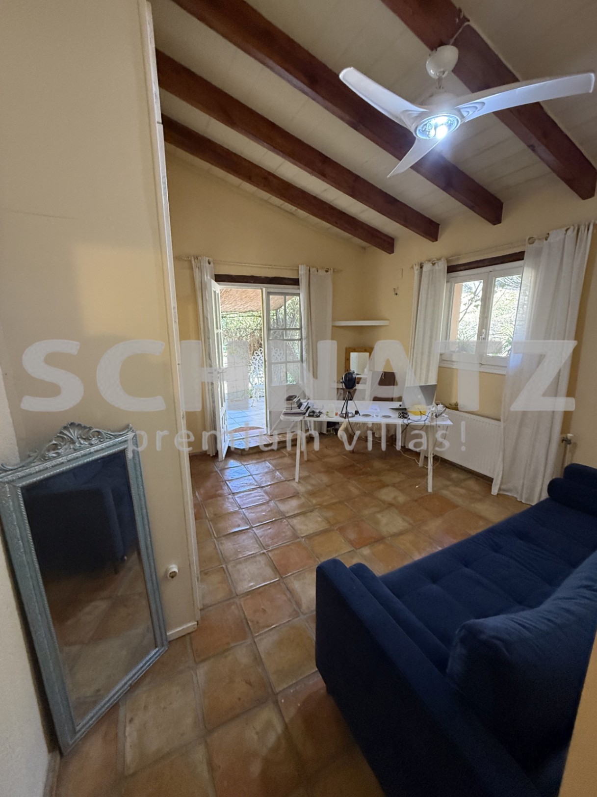 Elegante finca en orientación sur con piscina, placas solares y amplias vistas al valle