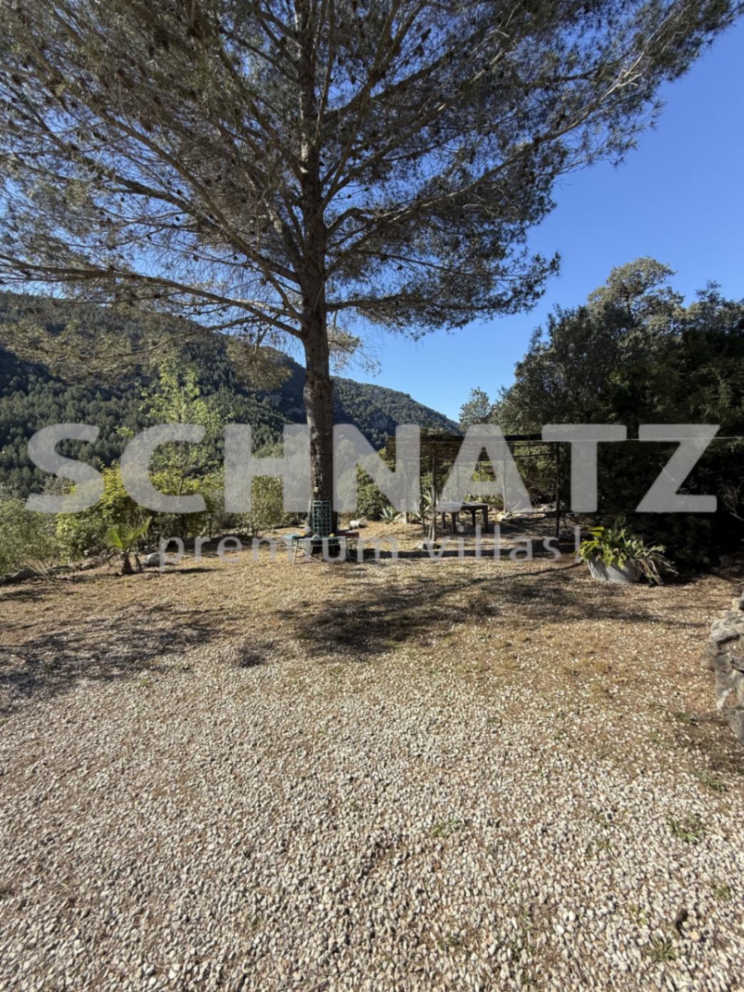 Elegante finca en orientación sur con piscina, placas solares y amplias vistas al valle
