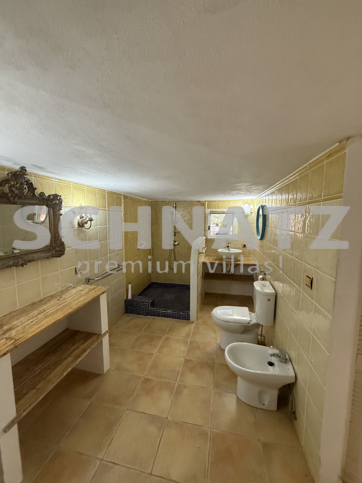 Elegante finca en orientación sur con piscina, placas solares y amplias vistas al valle