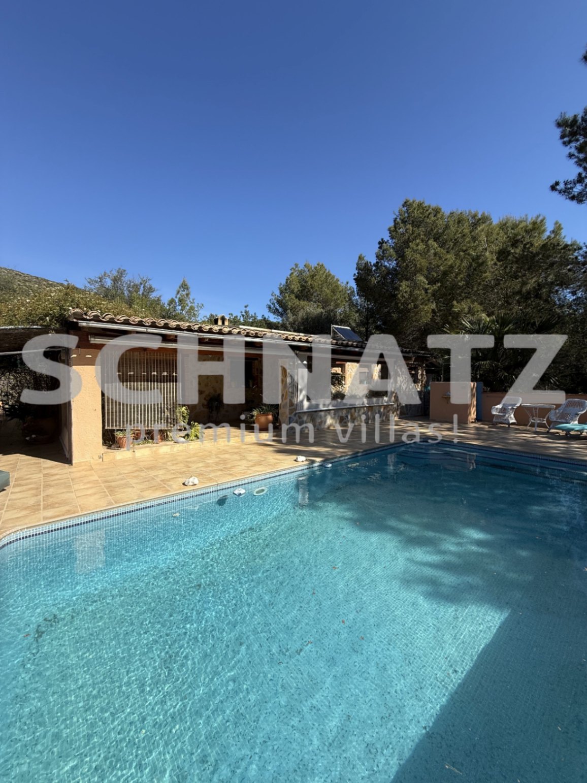 Elegante finca en orientación sur con piscina, placas solares y amplias vistas al valle