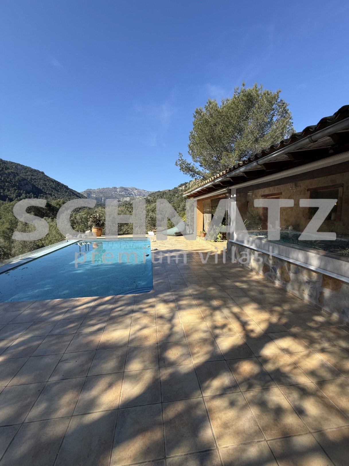 Elegante finca en orientación sur con piscina, placas solares y amplias vistas al valle