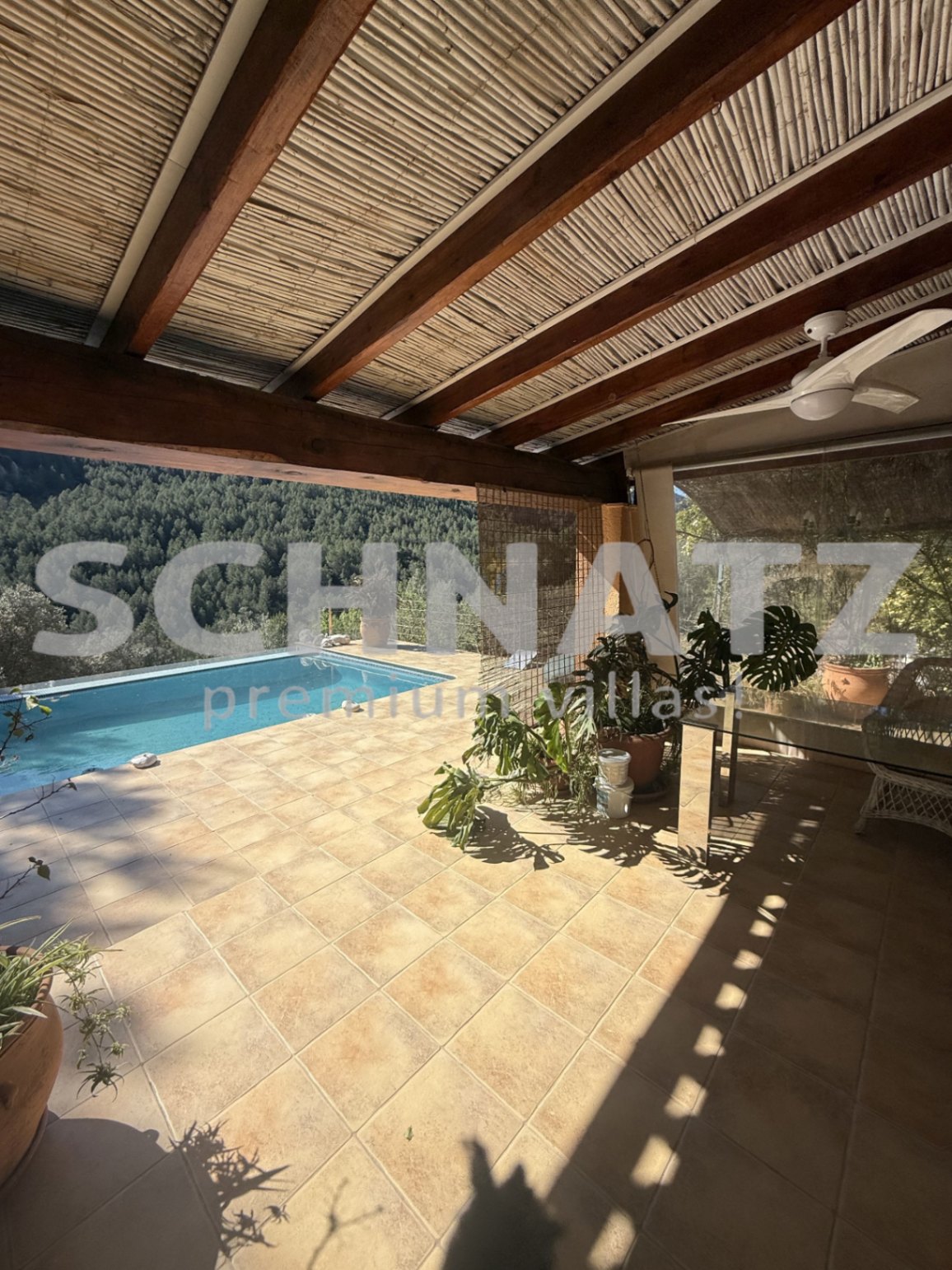 Elegante finca en orientación sur con piscina, placas solares y amplias vistas al valle