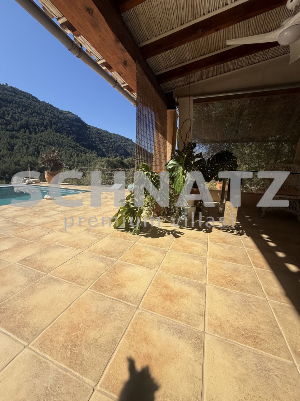 Elegante finca en orientación sur con piscina, placas solares y amplias vistas al valle