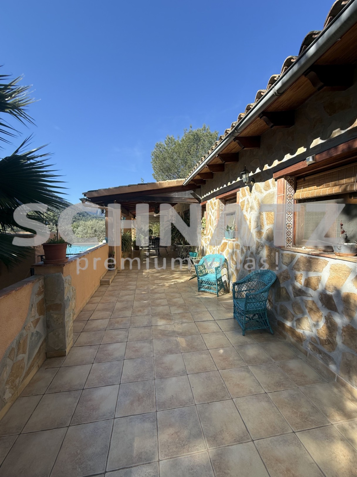 Elegante finca en orientación sur con piscina, placas solares y amplias vistas al valle