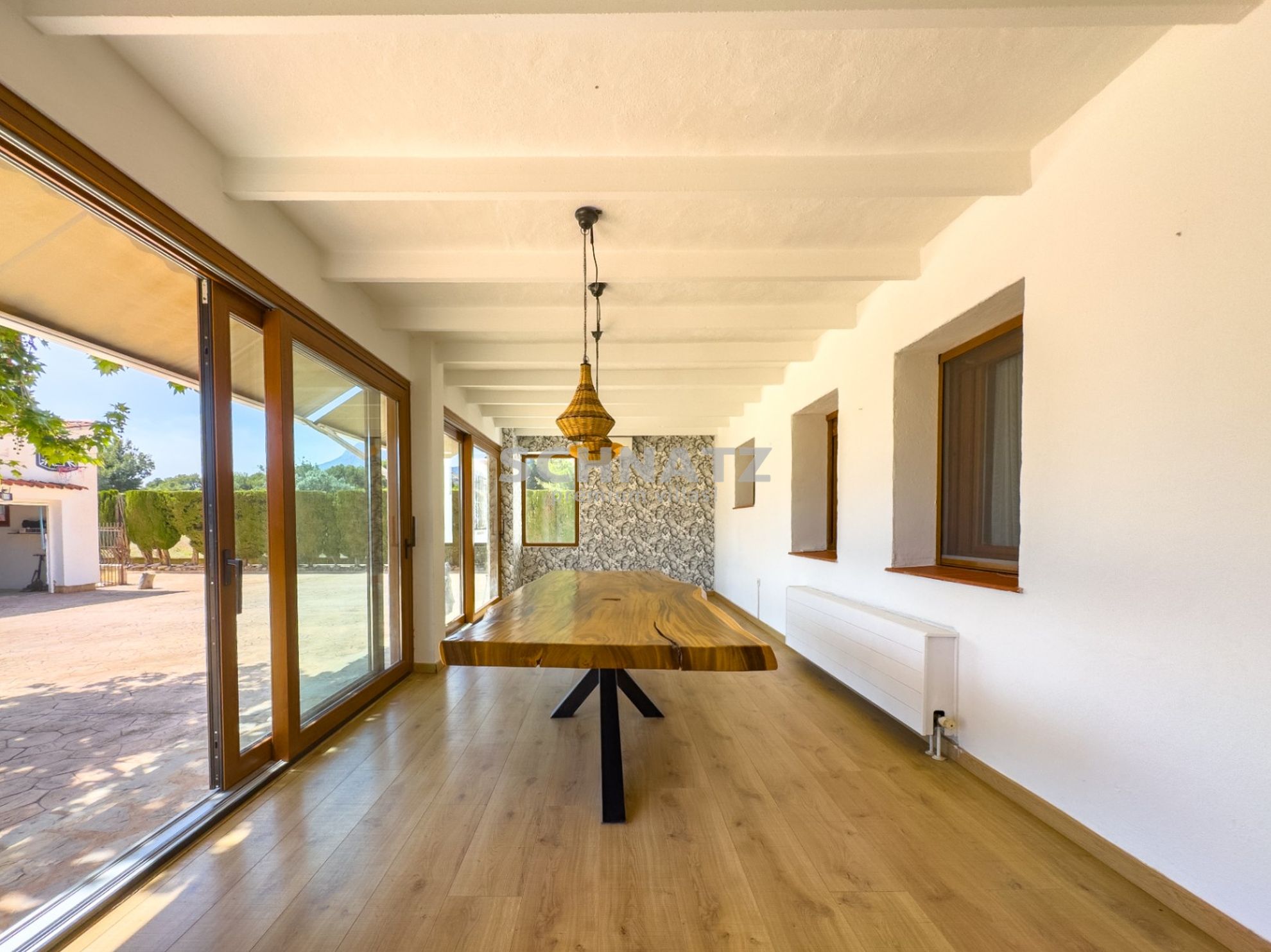 Finca privada en el Mediterráneo con vistas panorámicas a la montaña y amplios espacios al aire libre