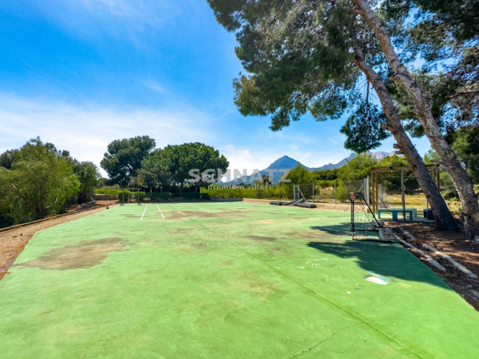 Finca privada en el Mediterráneo con vistas panorámicas a la montaña y amplios espacios al aire libre