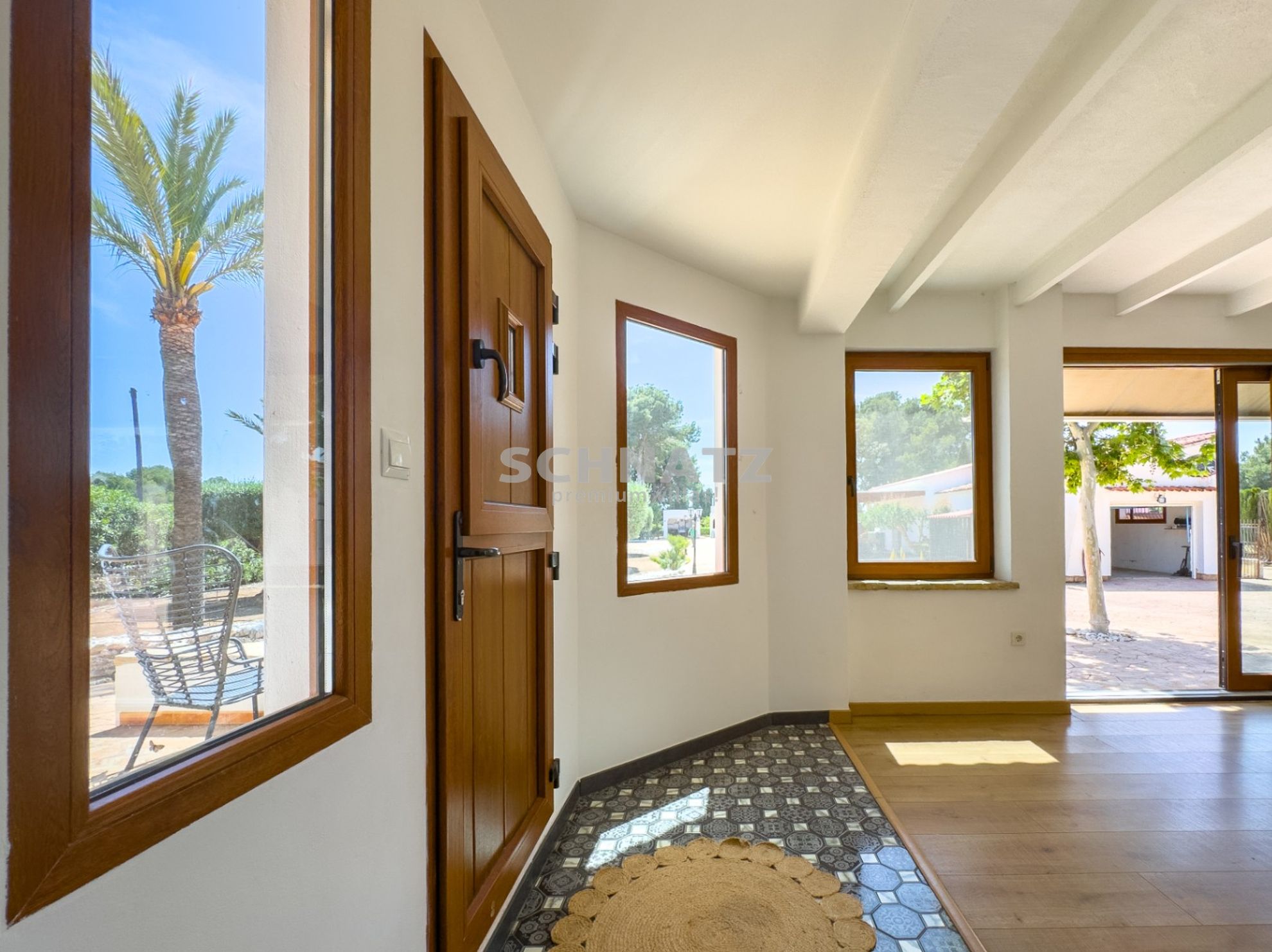 Finca privada en el Mediterráneo con vistas panorámicas a la montaña y amplios espacios al aire libre
