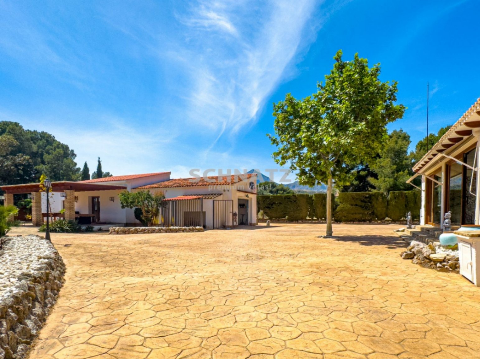 Finca privada en el Mediterráneo con vistas panorámicas a la montaña y amplios espacios al aire libre