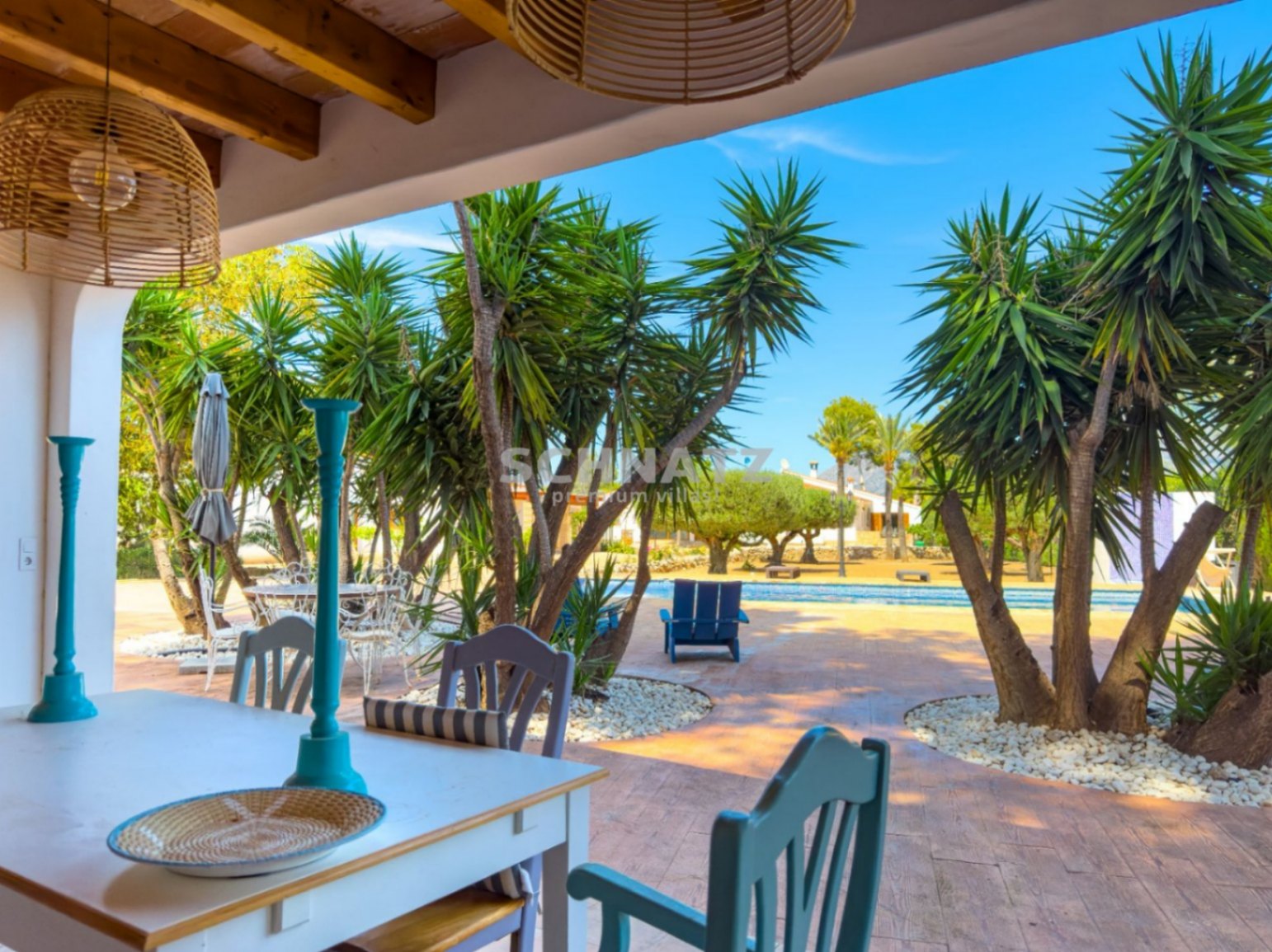 Finca privada en el Mediterráneo con vistas panorámicas a la montaña y amplios espacios al aire libre